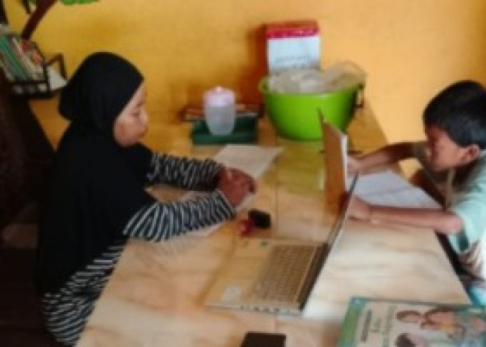 GEGER! Ketua RT di Palembang Buka Teras Cerdas: PJJ Gratis, Free WiFi + Cemilan Melimpah, Ibu-Ibu Auto Syok!