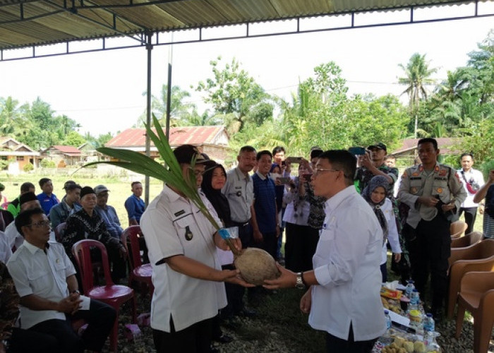 Pemkab Muratara Salurkan Bibit, Bantu Ekonomi Masyarakat