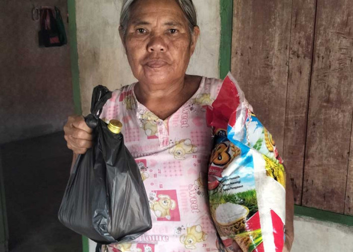 Alhamdulillah! 20 Warga Kurang Mampu di Kikim Barat Terima Paket Sembako Jelang Puasa