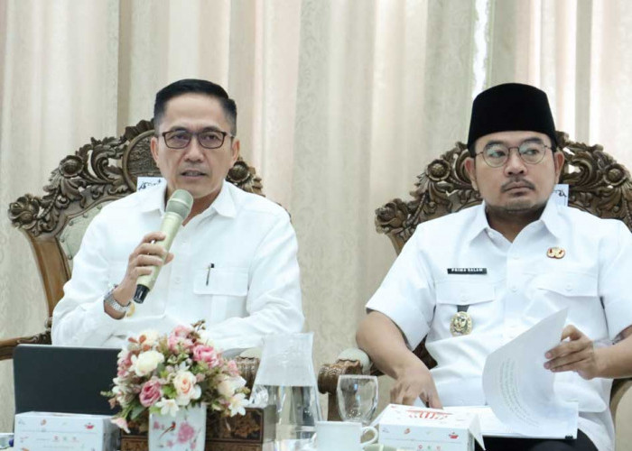 Ratu Dewa–Prima Salam Bagikan Kain Kafan Saat Evaluasi Akhir Tahun: Simbol Pengingat Tanggung Jawab Kepala OPD