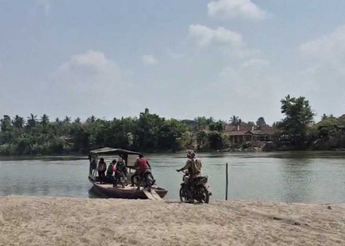 Miris! Ratusan Tahun Tak Punya Jembatan, Anak-anak di Desa Ini Harus Nyeberang Sungai demi Sekolah