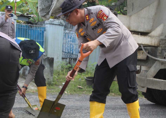 Respon Cepat! AKBP Adik Listiyono Pimpin Langsung Penambalan Jalan Rusak di OKU Timur