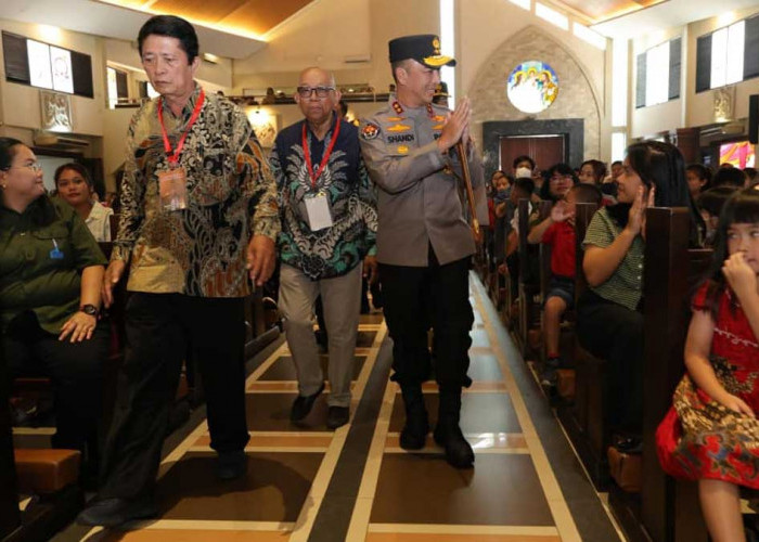 Momen Hangat Kapolda Sumsel Sapa Ribuan Jemaat Gereja Santo Yoseph di Hari Paskah 2026