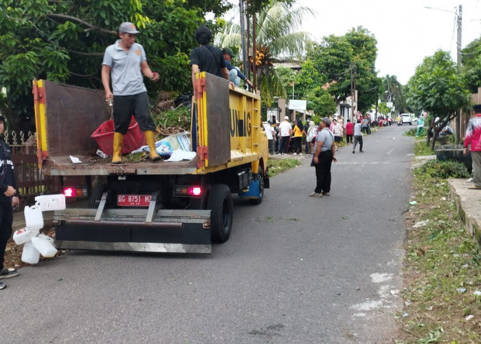 Waspada Banjir Kelurahan Ario Kemuning Gotong Royong Jumat Bersih di Kawasan Permukiman