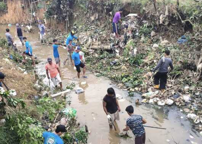 Warga Gotong Royong Bersihkan Sungai Abab