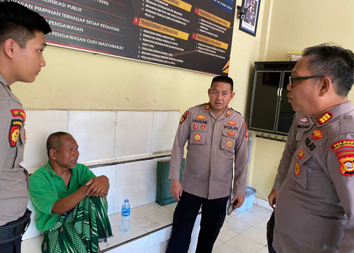 Tunjukkan Sisi Humanis, Anggota Polsek Lubuk LInggau Timur Bantu Pria Paruh Baya Kurang Mampu