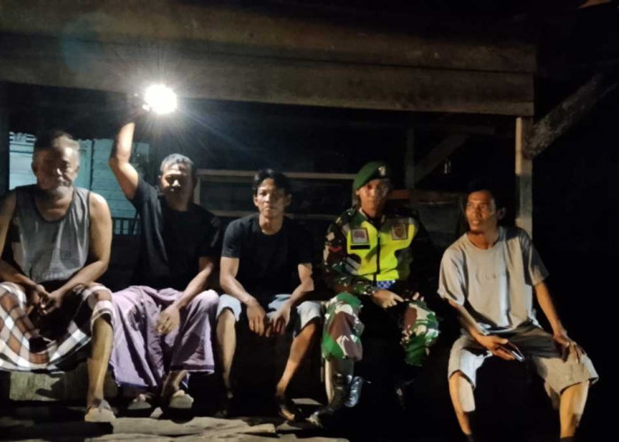Sasar Gang Sempit, Babinsa Kopda Berry Patroli Malam di Kelurahan Kupang: Cegah Aksi Kriminal