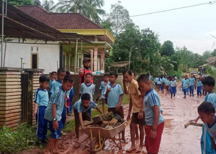 Ajak Peduli Lingkungan, Pelajar SD Negeri 1 Nusa Maju Timbun Jalan Rusak