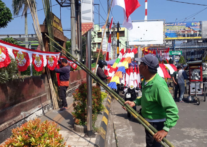 Penjual Bambu Raup Cuan Jelang HUT Kemerdekaan 