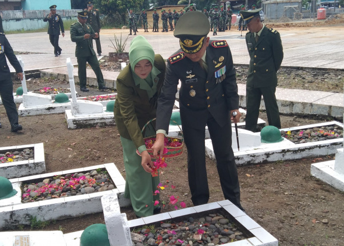  Peringati HUT TNI ke 77, Jajaran Kodim 0405/Lahat Tabur Bunga di Makam Pahlawan