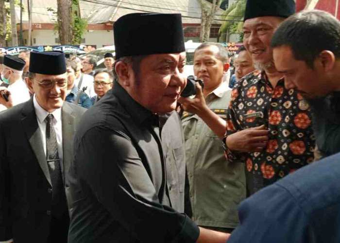 Datang Berbusana Hitam, Herman Deru Sampaikan Doa dan Duka untuk Alex Noerdin