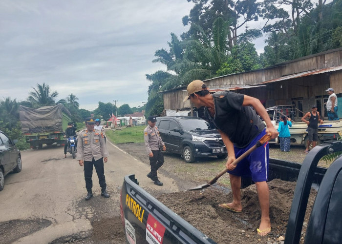 Polres Musi Rawas Gotong Royong Bersama Masyarakat Perbaiki Jalan Rusak