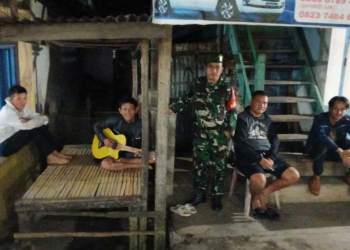 Waspada Luapan Sungai! Babinsa Koramil 405-03 Kikim Siaga di Gunung Kembang Pantau Debit Air yang Terus Naik