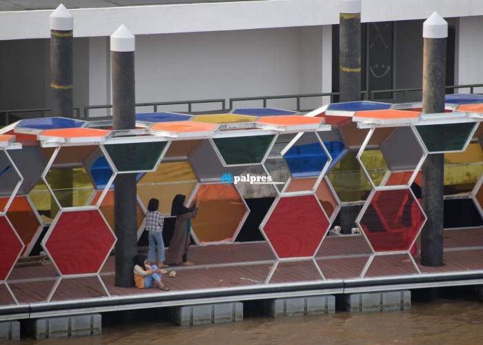 Dengan desain eksterior yang full colour memiliki latar belakang Jembatan Ampera. Menjadikan Plaza Terminal Jukung ini, mungkin cocok untuk pilihan spot foto terbaru yang ada di Kota Palembang.