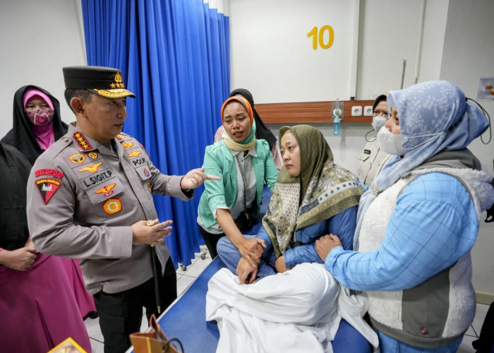 Kapolri Jenguk Korban Bom Bunuh Diri Polsek Astana Anyar