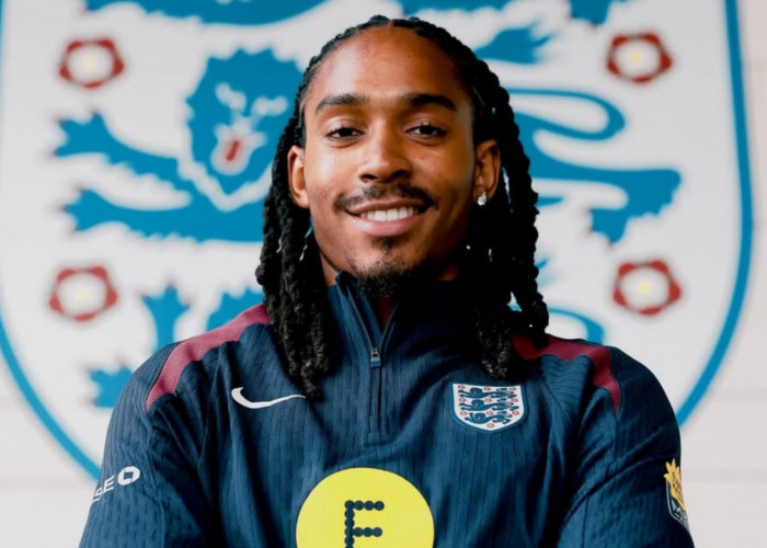 Bek Sayap Tottenham Jadi Pemain Muslim Pertama di Timnas Inggris