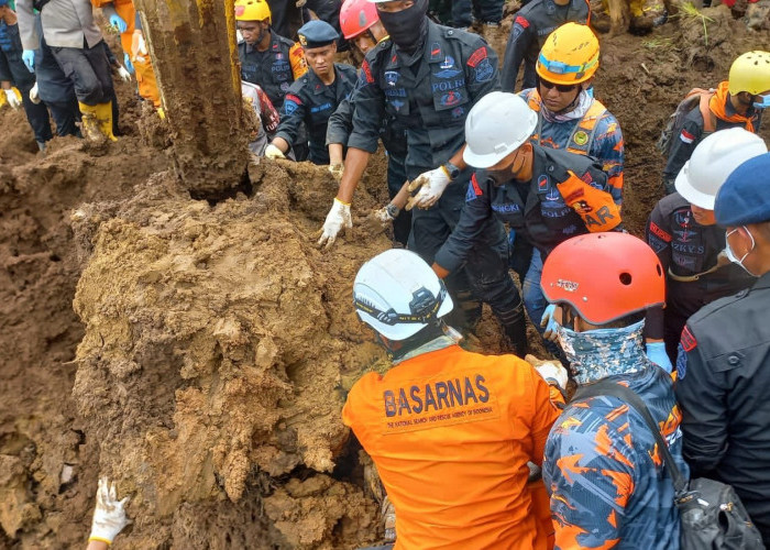 Hujan Rintik Sejak Pagi Tak Halangi Evakuasi 5 Korban Gempa Cianjur