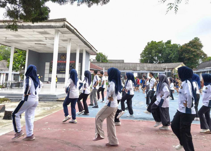 Pecah Keheningan Fajar, Ratusan Warga Binaan dan Petugas Rutan Baturaja Kompak Senam Zumba Bersama