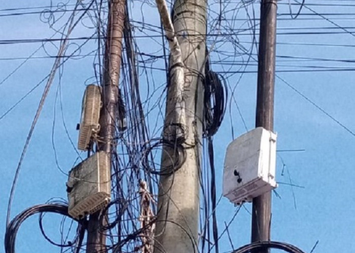PLN Sekayu Tegas Soal Kabel Internet di Tiang Listrik: Pindahkan atau Ditertibkan