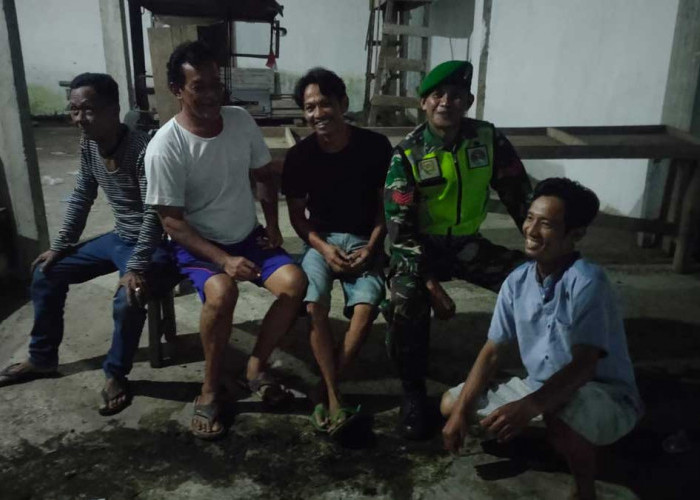 Kompak! Intip Momen Babinsa dan Warga Empat Lawang Hidupkan Kembali Ronda Malam di Satkamling