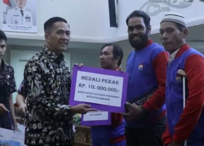 Pj Walikota Palembang Serahkan Langsung Bonus Buat Atlet Porprov dan Pepraprov Kota Palembang Berprestasi 