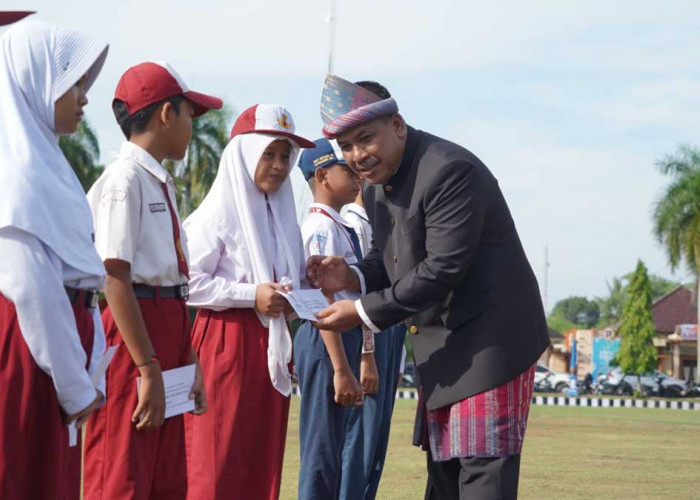 Momen Haru Hardiknas di OKI: Pemkab Salurkan Bantuan Pendidikan untuk Siswa Kurang Mampu dari PAUD hingga SMP