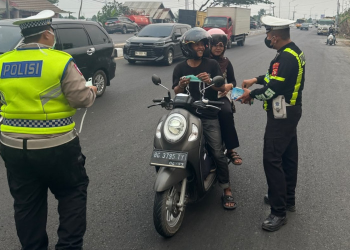 Kepungan Asap Karhutla Ogan Ilir Terjang Jalanan, Aksi Heroik Sat Lantas Bagi Masker Bikin Haru!