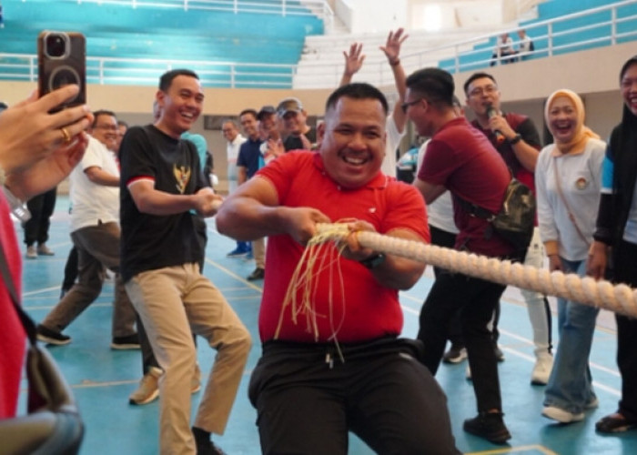 Kemeriahan HUT RI di OKI, Bupati Muchendi dan Wabup Supriyanto Ikut Lomba Tarik Tambang