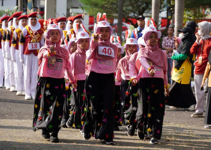 SERU! Ratusan Pelajar di OKI Ramaikan Lomba Gerak Jalan dengan Kostum Unik