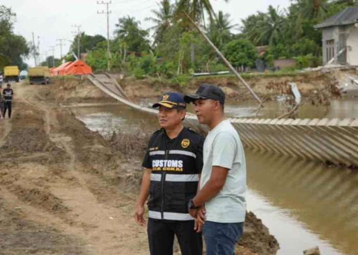 Di Tengah Ancaman Luapan Air, Relawan Bea Cukai Peduli Bantu Warga Keude Bungkah