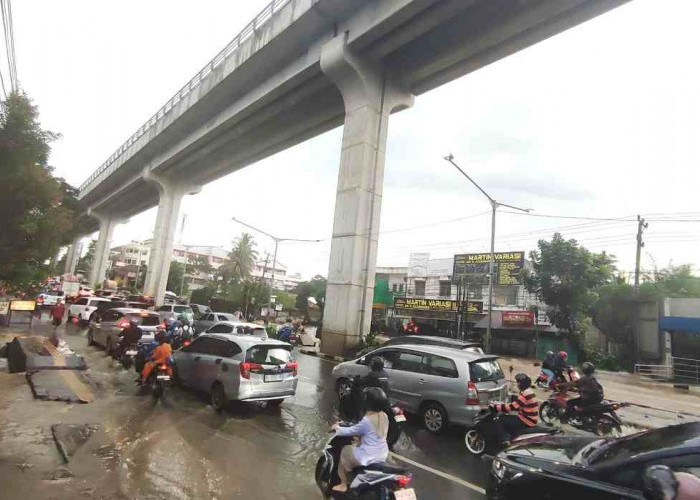 Hujan Deras 2 Jam Picu Banjir, Jalanan di Palembang Macet Panjang