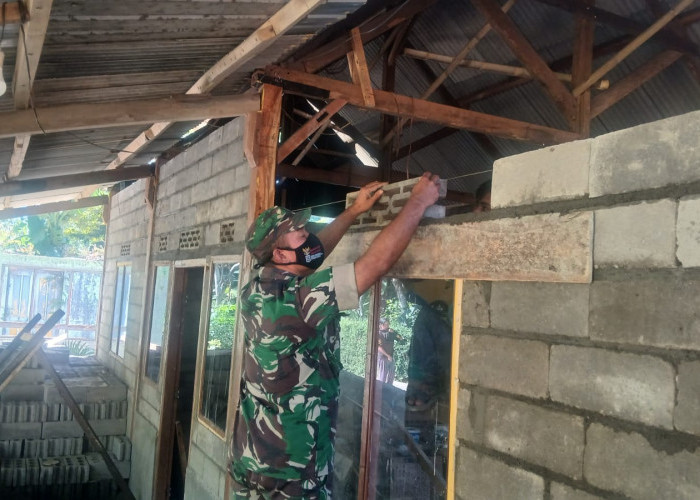 Wujud Gotong Royong! Satgas TMMD 129 Salatiga Bedah Rumah Ibu Aisyah di Desa Cukil Tengaran
