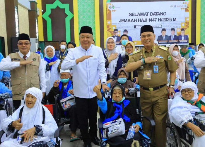 Sambut Haji Kloter Perdana Asal OKU Timur dan Banyuasin, Cik Ujang: Jaga Kemabruran, Jangan Cuma Gelar