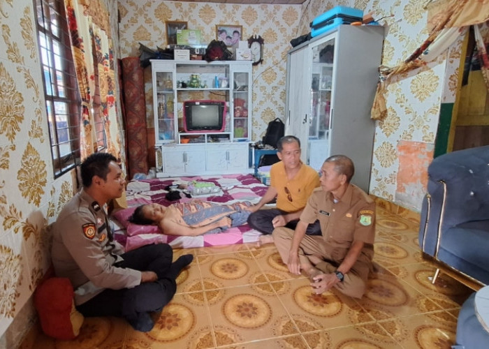 Sambangi Warga Sakit di Keban II, Bhabinkamtibmas Polsek Sanga Desa Pererat Silaturahmi dengan Masyarakat