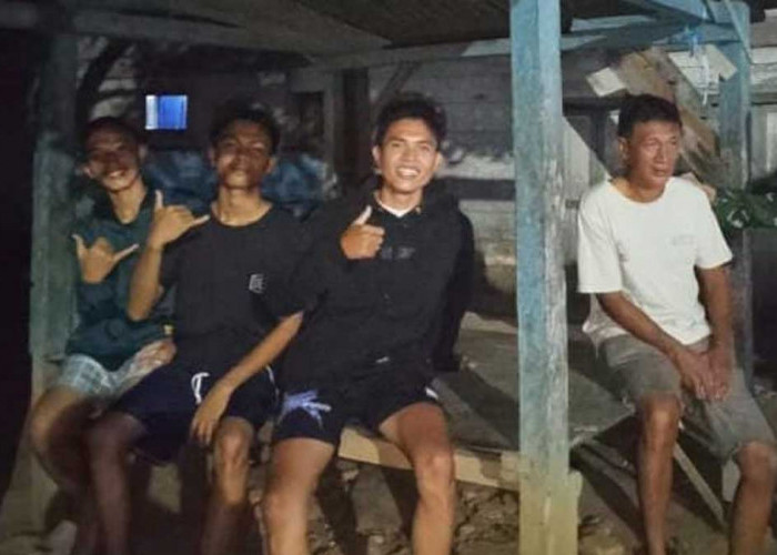Wujudkan Kampung Aman dan Kondusif, Babinsa Koramil 405-07 Pulau Pinang Bareng Warga Siaga di Pos Satkamling