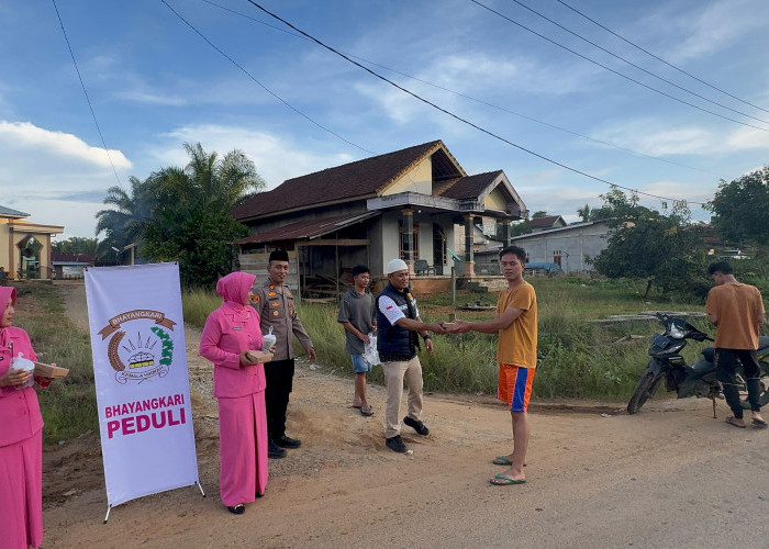 Polsek Rawas Ilir Bersama Ibu Bhayangkari Bagi-Bagi Takjil Dan Buka Puasa Bersama 