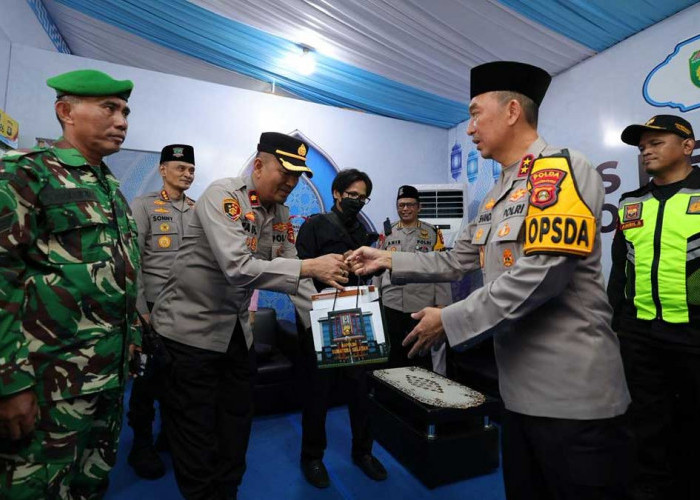 Beri Semangat Petugas Ops Ketupat Musi, Kapolda Sumsel & Bhayangkari Sambangi Pos Simpang 5 DPRD
