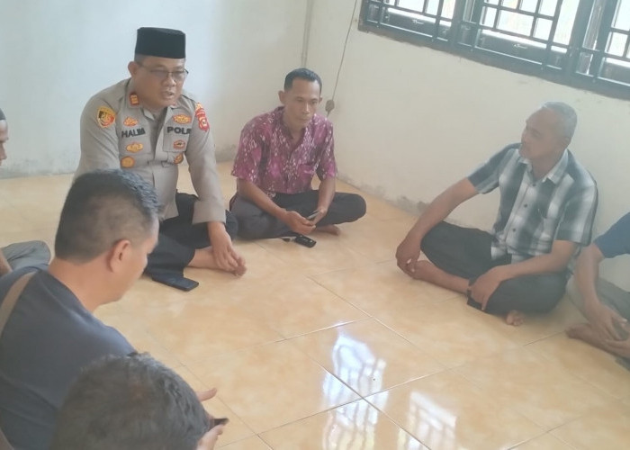   Temui Warga, Kapolsek Tanjung Raja Satukan Persepsi Jelang Pilkades Serentak