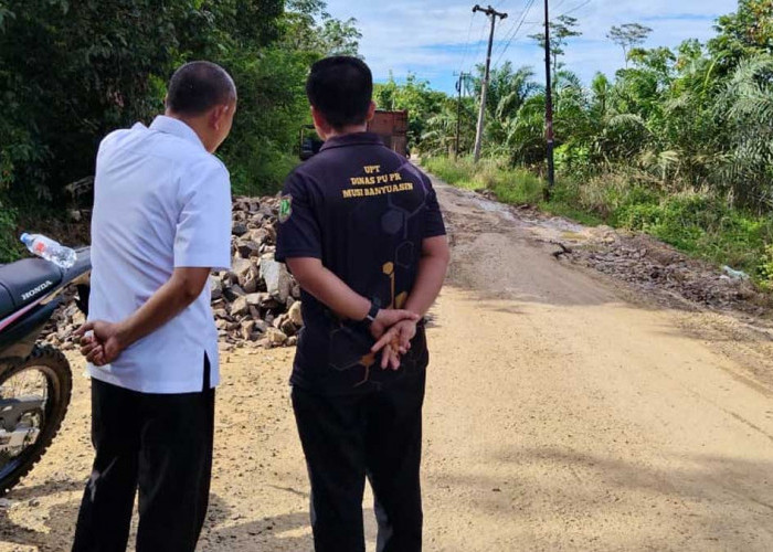 Akses Nyaris Terputus, Pemkab Muba Tanggap Darurat Pulihkan Jalan Sungai Keruh