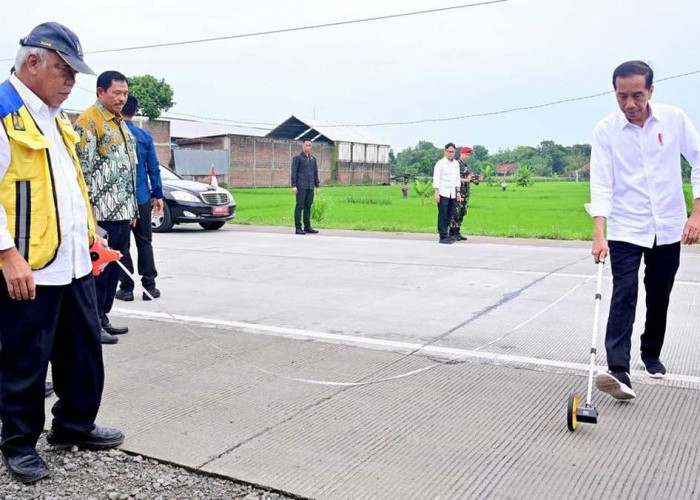 Jokowi Tinjau Proyek Pembangunan Jalan Solo-Purwodadi di Sragen, Anggaran Capai Rp204 miliar