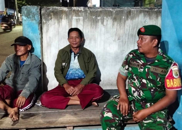 Jangan Kasih Kendor! Tengah Malam Babinsa Koramil Kota Lahat Tiba-Tiba Sambangi Pos Satkamling, Ada Apa?