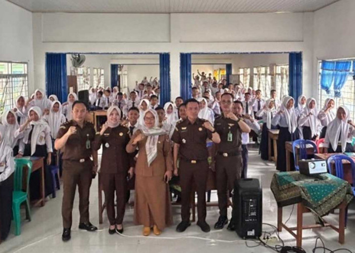 Lindungi Siswa dari Teror Digital, Kejari Pagar Alam Sosialisasi UU ITE di SMP Negeri 8