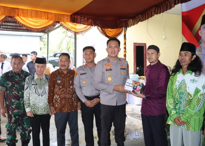 Kunker ke Polsek Babat Toman, Kapolres Muba Terima Hibah Tanah dan Serahkan 60 Alquran ke Ponpes
