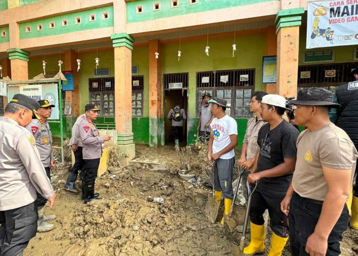 Kapolri Tinjau Pembersihan SD dan Masjid Terdampak Bencana di Aceh Tamiang