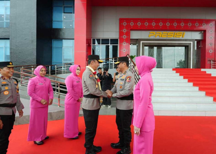 Penuh Khidmat! Intip Prosesi Pedang Pora Sambut Kapolda Sumsel Baru Irjen Pol Sandi Nugroho