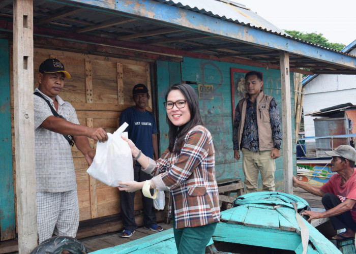 Siti Nurizka Bagi Sembako ke Warga 2 Ulu, Siapa Dia?