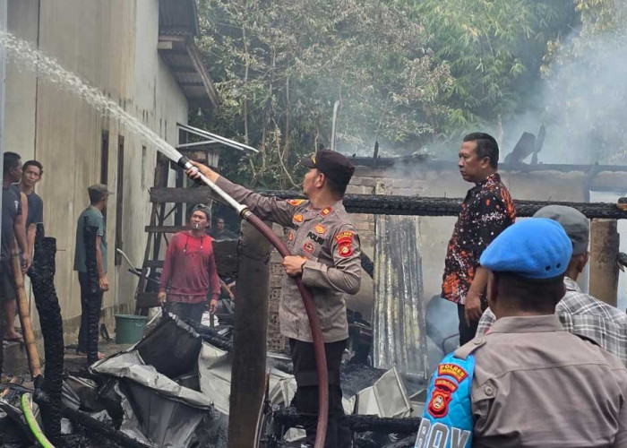 4 Rumah Panggung Ludes Dilalap Si Jago Merah, Respons Cepat Polsek Jejawi Bersama Warga Padamkan Kebakaran