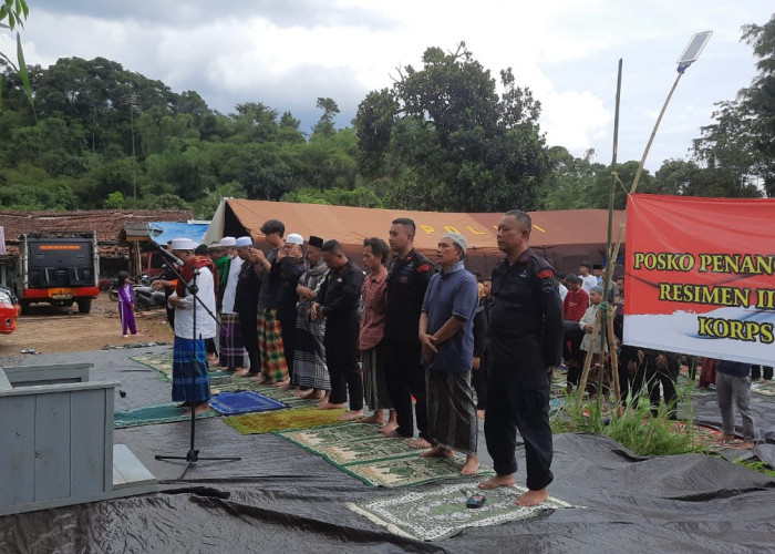 Polri Gelar Sholat Jumat dan Sholat Gaib Berjamaah di Lokasi Gempa Cianjur