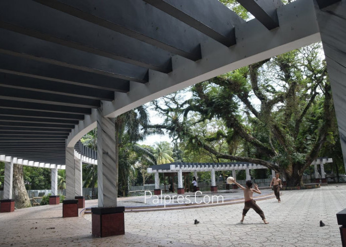 Dua anak bermain bola kaki di Taman Kambang Iwak Kif Park, Jum'at  (14 Januari 2023). Taman Kambang Iwak Kif Park kerap diramaikan oleh masyarakat umum untuk hanya sekedar duduk nongkrong mulai dari anak-anak hingga orang dewasa serta beberapa Komunitas melakukan kegiatan. Foto : Alhadi Farid/Palpres.Com