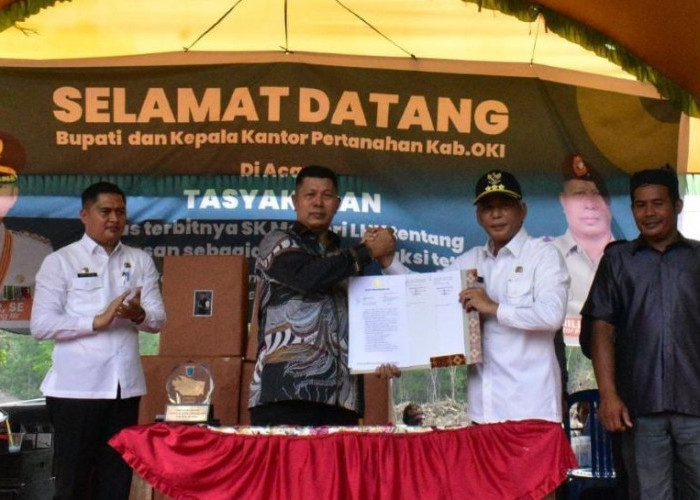 Kado Jelang Akhir Jabatan, Bupati OKI Serahkan SK Pelepasan 2,2 Ribu Ha Kawasan Hutan untuk Rakyat